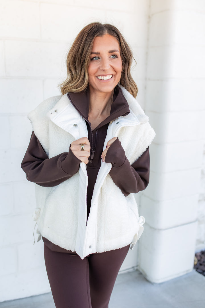 The Snowfall Sherpa Vest - White